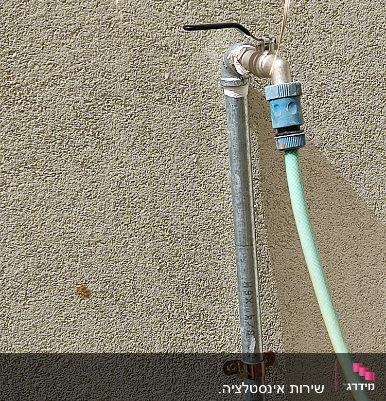 צינור מתכת עם ברז וחיבור צינור גומי ירוק